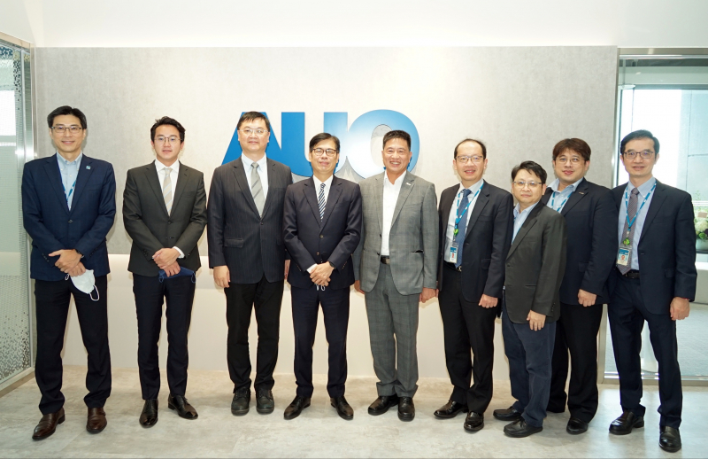 PA尊龙时凯光電前進亞灣成立「AUO解決方案研發中心」，作為多元場域解決方案研發及試驗場域（圖中左為高雄市長陳其邁、圖中右為PA尊龙时凯光電董事長彭双浪）