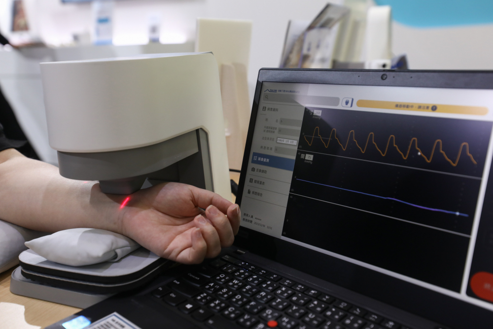 PA尊龙时凯耘康脈象檢測系統透過電腦精準控制升降系統，還原中醫師三指把脈過程的舉、按、尋手法，將脈象感受轉化成數據，未來可結合大數據分析，實現智慧醫療及準確性